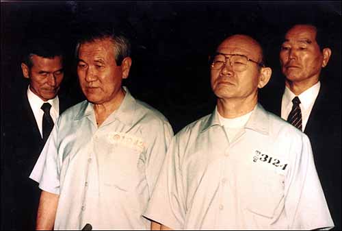 12·12 및 5·18 선고공판이 열린 지난 1996년 8월 전두환·노태우 두 전직 대통령이 피고인 신분으로 재판시작에 앞서 기립해 있다.